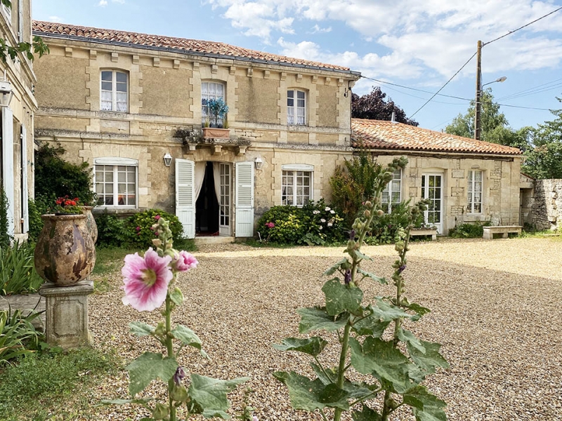Manor House For Sale, Fontenay-le-Comte., 85200, FRANCE